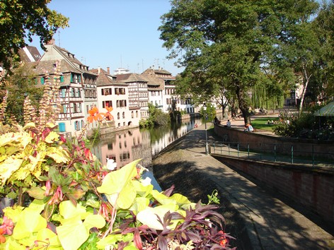 STRASBOURG - vers les ponts couverts - Photo BERTHEVILLE